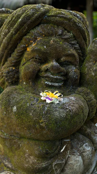 印度尼西亚巴厘Tirta Empul寺的恶魔脸石雕 — 图库照片