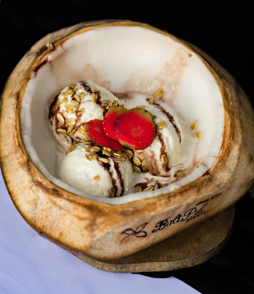 Bali restoranında hindistan cevizli dondurma.