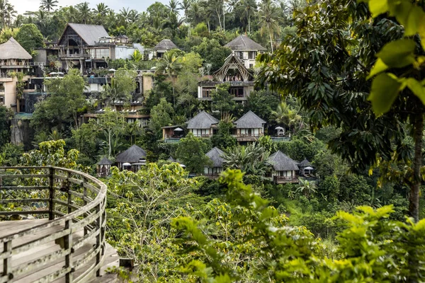 UBUD, İNDONEZYA - Nisan 2022: Ubud bölgesindeki ormandaki geleneksel Bali kulübeleri, otel, misafir evi, Bali
