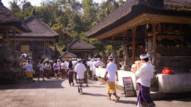 BALI, INDONEZYA - Nisan 2022: Endonezya 'nın Bali kentindeki Tirta Empul tapınağında düzenlenen törende Balili insanlar