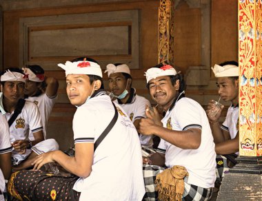 BALI, INDONEZYA - Nisan 2022: Endonezya 'nın Bali kentindeki Tirta Empul tapınağında düzenlenen törende Balili insanlar