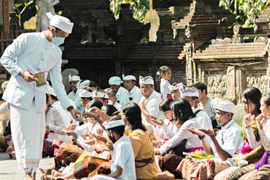 BALI, INDONEZYA - Nisan 2022: Endonezya 'nın Bali kentindeki Tirta Empul tapınağında düzenlenen törende Balili insanlar