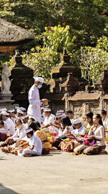 BALI, INDONEZYA - Nisan 2022: Endonezya 'nın Bali kentindeki Tirta Empul tapınağında düzenlenen törende Balili insanlar