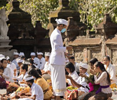 BALI, INDONEZYA - Nisan 2022: Endonezya 'nın Bali kentindeki Tirta Empul tapınağında düzenlenen törende Balili insanlar