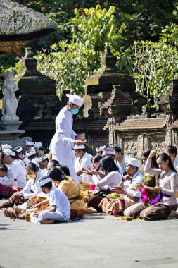 BALI, INDONEZYA - Nisan 2022: Endonezya 'nın Bali kentindeki Tirta Empul tapınağında düzenlenen törende Balili insanlar