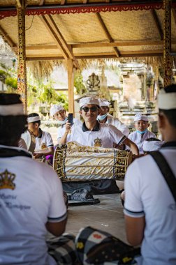 BALI, INDONEZYA - Nisan 2022: Bali tapınağı töreni, geleneksel törenin davulcusu, Bali, Endonezya