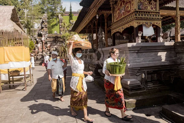 Bali Indonesia April 2022 Balinese People Ceremony Tirta Empul Temple — Foto de Stock