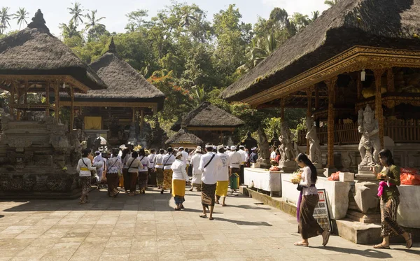 Bali Indonesia April 2022 Balinese People Ceremony Tirta Empul Temple — Foto de Stock