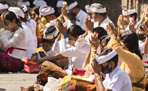 BALI, INDONEZYA - Nisan 2022: Endonezya 'nın Bali kentindeki Tirta Empul tapınağında düzenlenen törende Balili insanlar