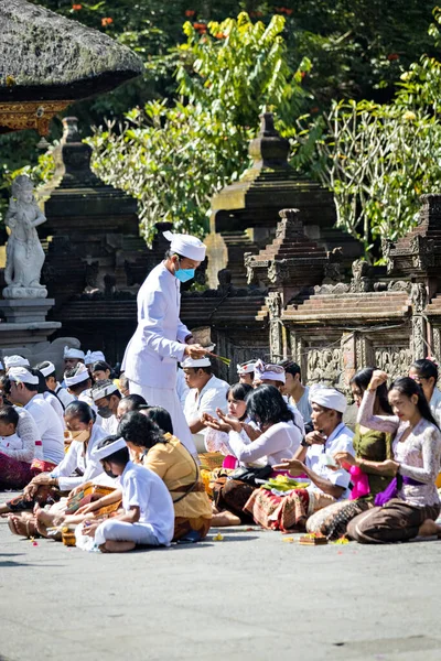 Bali Indonesia April 2022 Balinese People Ceremony Tirta Empul Temple — Foto de Stock