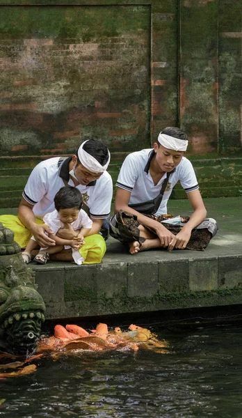 Bali Indonesia Abril 2022 Niños Balineses Jugando Alimentando Koi Estanque — Foto de Stock
