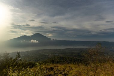 Gündoğumunda Batur Gölü panoramik manzarası, Bali, Endonezya