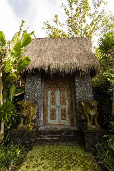 印尼巴厘岛乌布德传统住宅中巴厘风格的绿色木雕门 — 图库照片