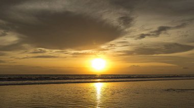 Endonezya, Bali 'deki Legian plajında inanılmaz bir gün batımı