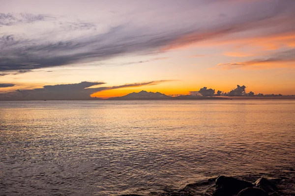Tulamben, Doğu Bali, Endonezya 'da şaşırtıcı gün doğumu