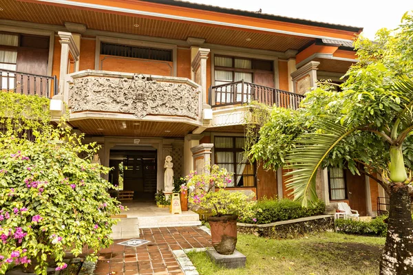 BALI, INDONEZYA - Mart 2022: Villa yakınlarındaki Ubud 'da güzel bir bahçe, Endonezya' nın Bali kentindeki yeşil yemyeşil bir bahçe