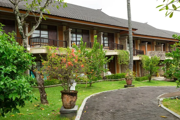 BALI, INDONEZYA - Mart 2022: Villa yakınlarındaki Ubud 'da güzel bir bahçe, Endonezya' nın Bali kentindeki yeşil yemyeşil bir bahçe