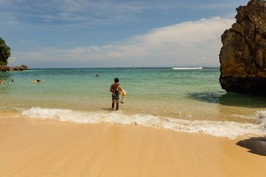 Endonezya, Bali 'deki Padang Padang plajının inanılmaz manzarası.