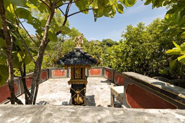İnsanlar Uluwatu tapınağını, Bali 'yi, Endonezya' yı ziyaret ediyor.