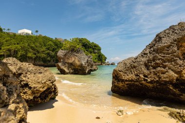Endonezya, Bali 'deki Padang Padang plajının inanılmaz manzarası.