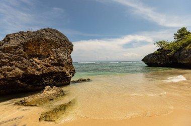 Endonezya, Bali 'deki Padang Padang plajının inanılmaz manzarası.