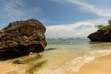 Endonezya, Bali 'deki Padang Padang plajının inanılmaz manzarası.
