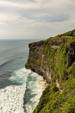 Endonezya, Bali 'de gün batımında Uluwatu uçurumundan muhteşem bir manzara.