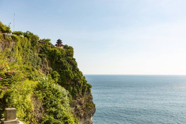Endonezya, Bali 'de gün batımında Uluwatu uçurumundan muhteşem bir manzara.