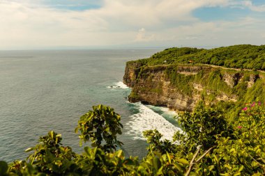 Endonezya, Bali 'de gün batımında Uluwatu uçurumundan muhteşem bir manzara.
