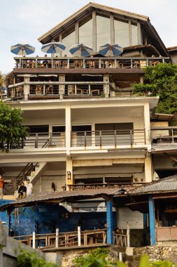 Uluwatu, Bali, Endonezya 'daki uçurumda bir ev.
