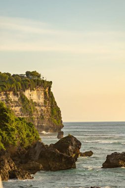 Endonezya, Bali 'de gün batımında Uluwatu uçurumundan muhteşem bir manzara.