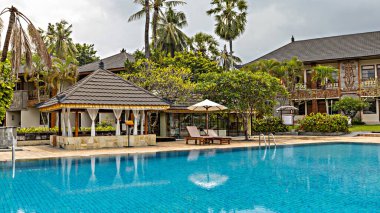 BALI, İNDONEZYA - Mart 2022: Bali villasında yüzme havuzu. Yüzme havuzlu Bali geleneksel evi, Kuta, Endonezya