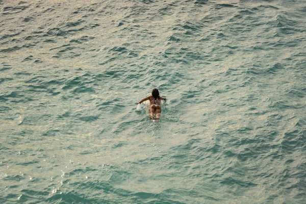 Сёрфер Женщина Вид Скалы Пляже Улувату Бали — стоковое фото