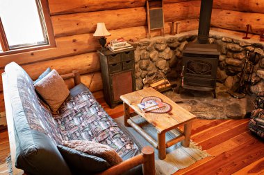 KELOWNA, CANADA - Ekim 2019: Kelowna, BC, Kanada 'daki kır evindeki samimi oturma odası