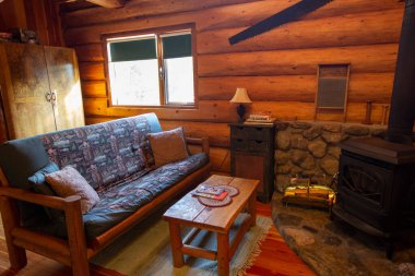 KELOWNA, CANADA - Ekim 2019: Kelowna, BC, Kanada 'daki kır evindeki samimi oturma odası