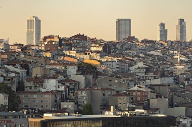 ISTANBUL, TURKEY - Mayıs 2022: İstanbul kentinin çatıdan görünüşü