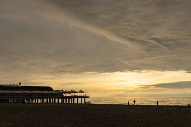 Batumi 'de güzel bir gün batımı, Batumi, Georgia' daki bulvardan sahil manzarası.
