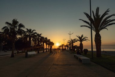 BATUMI, GEORGIA - Mayıs 2022: Batumi Bulvarı 'nda gün batımı, Gürcistan, Batumi' de deniz kenarı