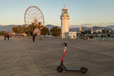 BATUMI, GEORGIA - Mayıs 2022: Büyük dönme dolap ve deniz feneri Miracle Park, Batumi, Georgia