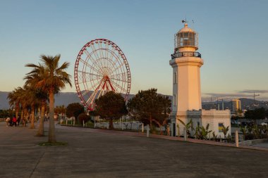 BATUMI, GEORGIA - Mayıs 2022: Büyük dönme dolap ve deniz feneri Miracle Park, Batumi, Georgia