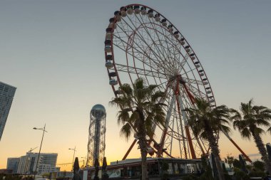 BATUMI, GEORGIA - Mayıs 2022: Büyük dönme dolap ve deniz feneri Miracle Park, Batumi, Georgia
