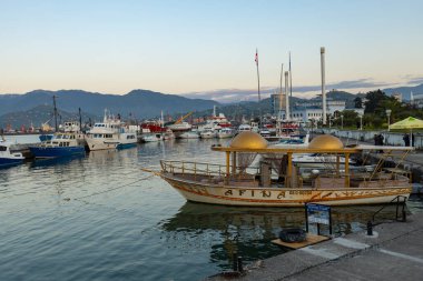 BATUMI, GEORGIA - Mayıs 2022: Gürcistan 'ın Batumi limanındaki turizm tekneleri