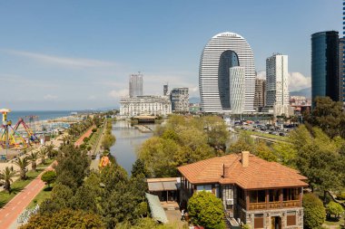 BATUMI, GEORGIA - Mayıs 2022: Gürcistan 'daki deniz fenerinden Batum seti hava manzarası