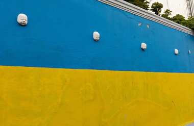 BATUMI, GEORGIA - Mayıs 2022: Üzerinde küçük çocukların Rusya 'yla savaşta ölenleri simgeleyen Ukrayna bayrağıyla boyanmış duvar