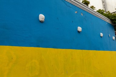 BATUMI, GEORGIA - Mayıs 2022: Üzerinde küçük çocukların Rusya 'yla savaşta ölenleri simgeleyen Ukrayna bayrağıyla boyanmış duvar