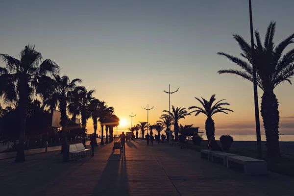 BATUMI, GEORGIA - Mayıs 2022: Batumi Bulvarı 'nda gün batımı, Gürcistan, Batumi' de deniz kenarı