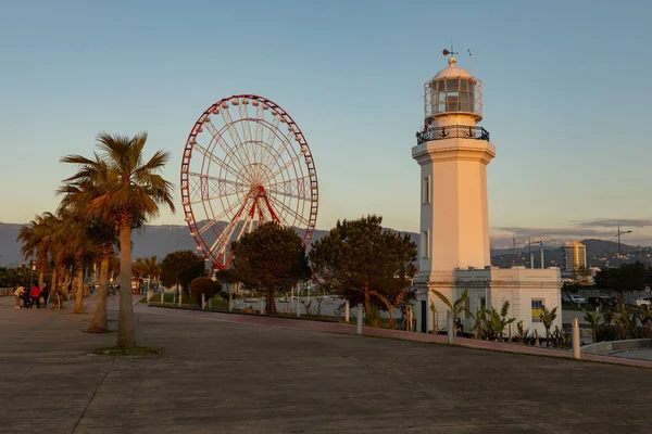 BATUMI, GEORGIA - Mayıs 2022: Büyük dönme dolap ve deniz feneri Miracle Park, Batumi, Georgia