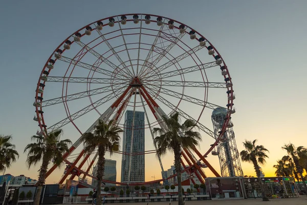 BATUMI, GEORGIA - Mayıs 2022: Büyük dönme dolap ve deniz feneri Miracle Park, Batumi, Georgia