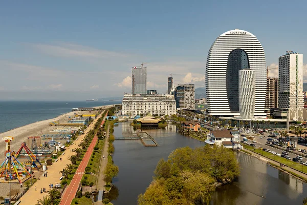 Georgia, Batumi rıhtımında avlu otelin hava manzarası.