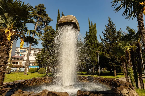 BATUMI, GEORGIA - Mayıs 2022: Gürcistan 'ın başkenti Batumi' de bulunan 'Stone on water' çeşmesi